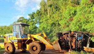 Motorista paraguaio morre após caminhão tombar na PR-495 em Missal - Guia Medianeira