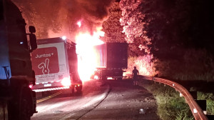 Grave acidente entre carro e caminhão termina com explosão e uma morte na BR em Matelândia - Guia Medianeira